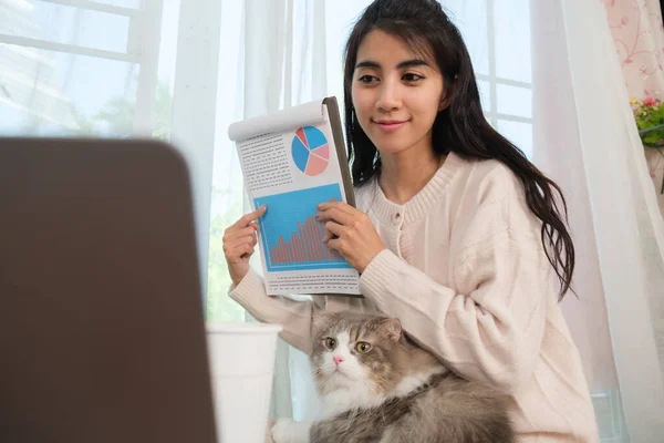 Νεαρή Ασιάτισσα Που Εργάζεται Στο Σπίτι Γάτα Της Στο Σπίτι — Φωτογραφία Αρχείου