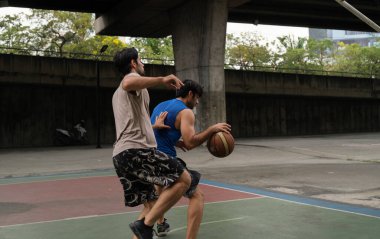İki Kafkasyalı, Kent Caddesi 'ndeki mahkemede beysbol antrenmanı yapıyor..