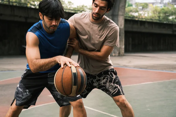 二人の白人男性練習バスケットボールで裁判所で都市部の通り — ストック写真
