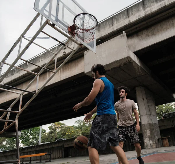 Двоє Білоруських Чоловіків Баскетбол Суді Міській Вулиці — стокове фото