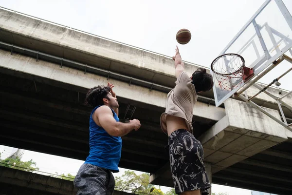 Dois Homens Caucasianos Praticam Beisebol Quadra Rua Urbana — Fotografia de Stock