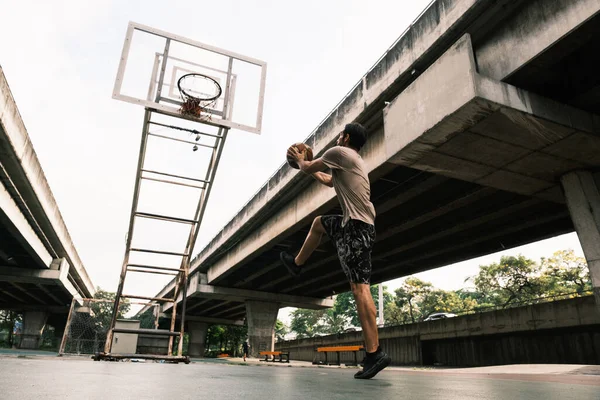 年轻的高加索篮球运动员在大街上投篮 — 图库照片