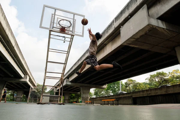 Молодой Каузианский Баскетболист Стреляет Мячом Улице — стоковое фото