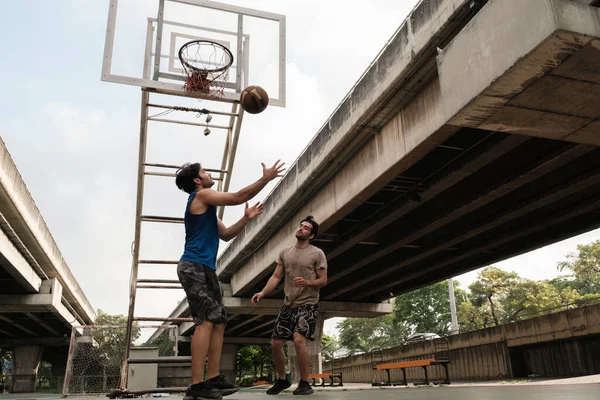 二人の白人男性練習バスケットボールで裁判所で都市部の通り — ストック写真