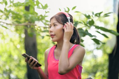 Asyalı kadın kasık parkında egzersiz yapıyor ve rahatlıyor..