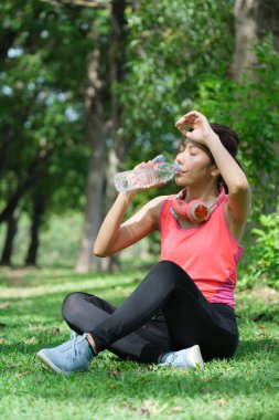 Asyalı kadın kasık parkında egzersiz yapıyor ve rahatlıyor..