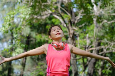 Asyalı kadın kasık parkında egzersiz yapıyor ve rahatlıyor..