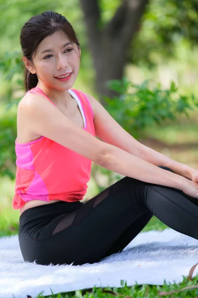 Mujer Asiática Haciendo Ejercicio Relajarse Parque Púbico —  Fotos de Stock