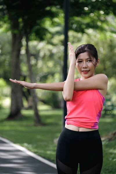 Asyalı Kadın Kasık Parkında Egzersiz Yapıyor Rahatlıyor — Stok fotoğraf