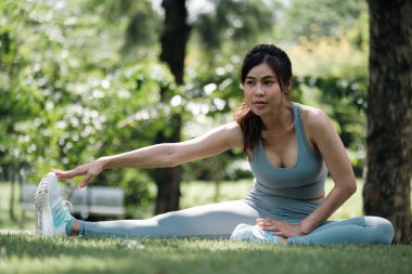 Halk parkında çalışan Asyalı genç bir kadın..