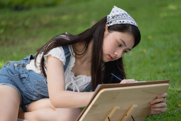 Young Asian Woman Pianting Relaxing Park — 스톡 사진