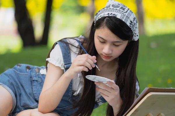 Young Asian Woman Pianting Relaxing Park — Stockfoto