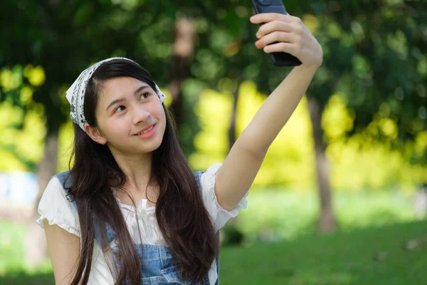 Junge Asiatische Teenager Entspannen Sich Park Und Sie Benutzt Ihr — Stockfoto