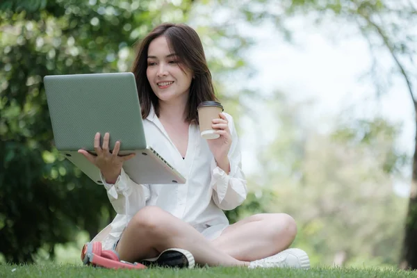 Young Asian Woman Working Notebook Park — Stockfoto