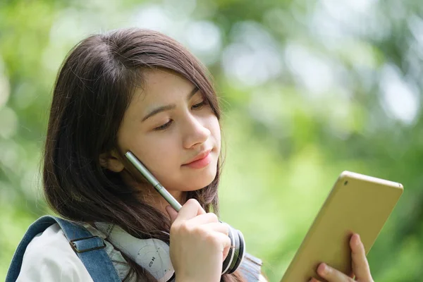 Young Asian Teenage Girl Learning Online Tablet Notebook Park — Stockfoto