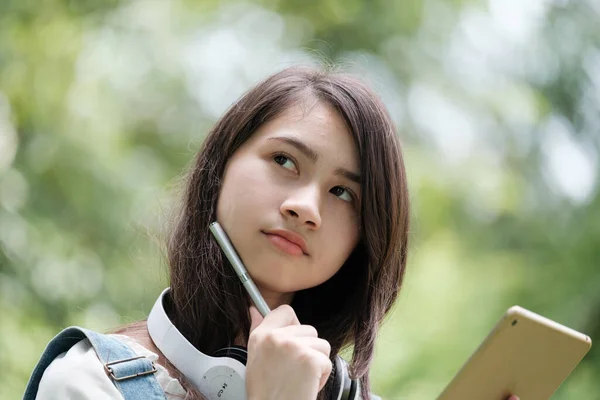 Young Asian Teenage Girl Learning Online Tablet Notebook Park — Stockfoto