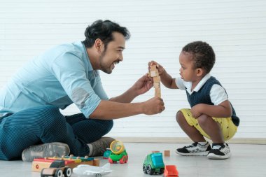 Baba ve oğul evde birlikte vakit geçirmekten hoşlanırlar.