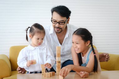 Asyalı 'nın iki kızını birlikte oynarken görmesi..