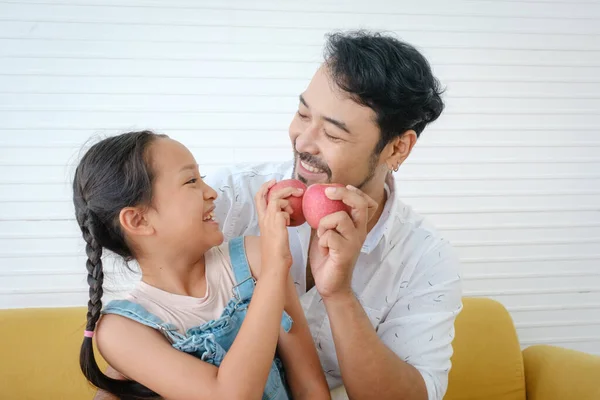 Asian Happy Family Father Looking His Daughter Eating Apple Very — Zdjęcie stockowe