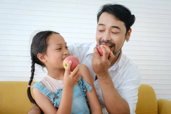 Asian Happy Family Father Looking His Daughter Eating Apple Very — Zdjęcie stockowe