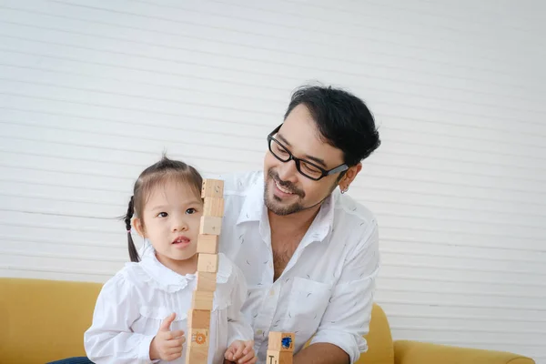 Asian Father Spending Times His Daughter Playing Toys Together — Zdjęcie stockowe