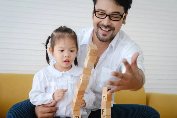 Asian Father Spending Times His Daughter Playing Toys Together — Zdjęcie stockowe