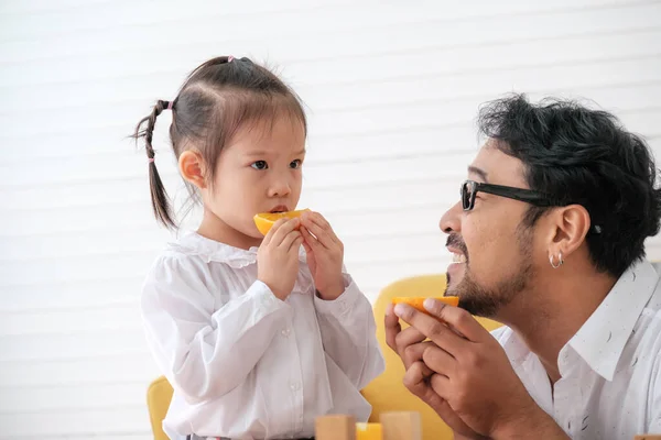 Father Teaches Daughter Eat Oranges Glad Daughter Eats Oranges — Zdjęcie stockowe