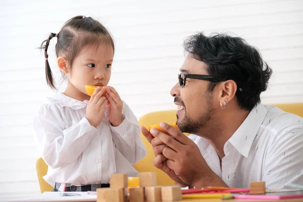 Father Teaches Daughter Eat Oranges Glad Daughter Eats Oranges — Zdjęcie stockowe