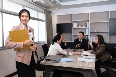 Asya iş adamlarından oluşan bir grup koalisyon ortaklığı için ayakta duruyor..