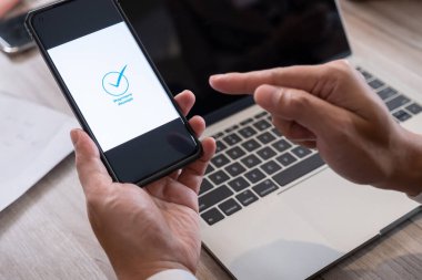 Cep telefonuyla çevrimiçi alışveriş ve toplantı odasında ödeme başarısı..
