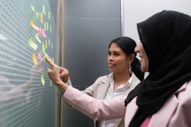 İş arkadaşlarıyla ofis yönetim kurulu toplantısında buluşacağız..