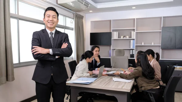 Skupina Asijských Podnikatelů Stojí Představuje Koporátní Partnerství — Stock fotografie