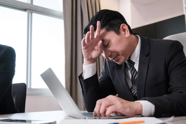 Affärsman Stressade Från Arbetet Var Utskällda Deltagarna Inte Fungerar Bra — Stockfoto