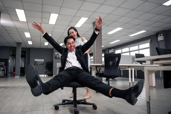 사업가는 즐겁게 사무실 의자를 직장에서 휴식을 취하고 — 스톡 사진
