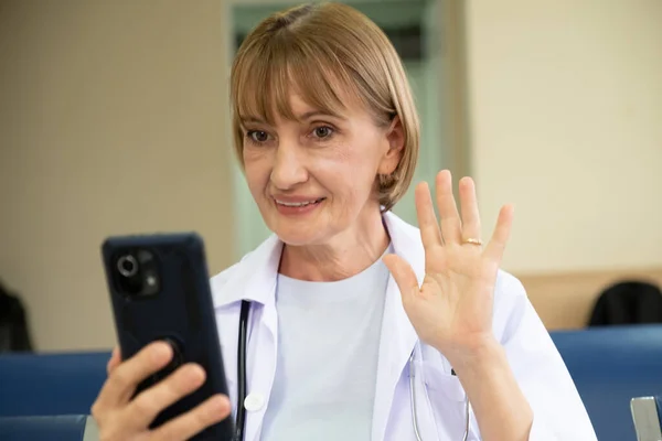 Arzt Nutzt Handy Mit Patient Hause Sprechen — Stockfoto