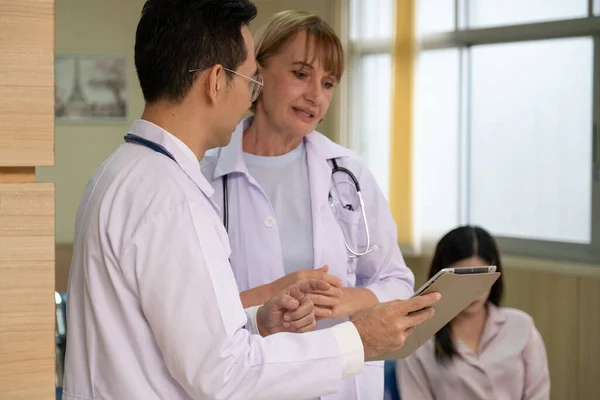 Dva Lékaři Diskutovat Výsledku Pacienta Ruce Foyer Nemocnice — Stock fotografie