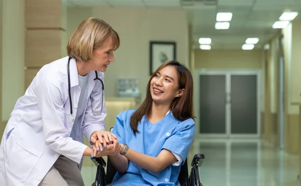 Arzt Spricht Mit Rollstuhl Sitzendem Patienten Krankenhaus — Stockfoto