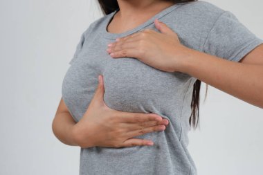 genç kadın göğsünü kontrol