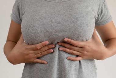 genç kadın göğsünü kontrol