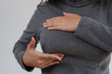 genç kadın göğsünü kontrol