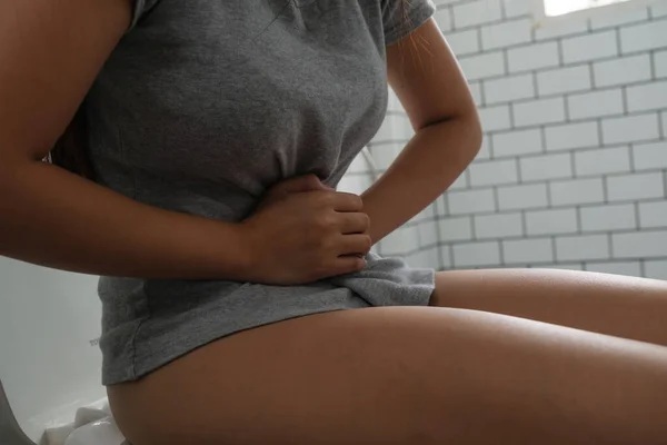 Mujer Joven Sentada Inodoro Dolor Estómago —  Fotos de Stock