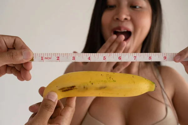 Sexy Frau Lächelt Mit Süßer Banane Und Maßband — Stockfoto
