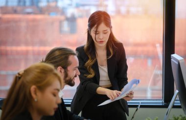 Modern ofisteki iş arkadaşlarıyla çalışmak ve iş hakkında tartışmak.