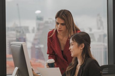 Modern ofisteki iş arkadaşlarıyla çalışmak ve iş hakkında tartışmak.