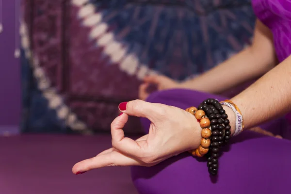 Yoga femenino — Foto de Stock