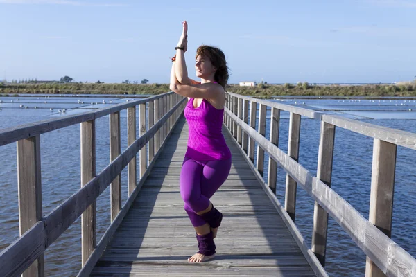 Yoga femenino — Foto de Stock