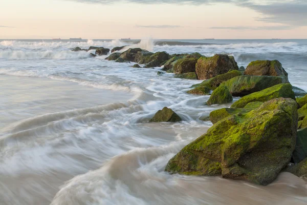 Камни в океане Лицензионные Стоковые Фото