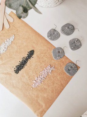 DIY terrazzo dekorasyon malzemeleri ve alet çantası. El yapımı küpeler ya da noel baloları.