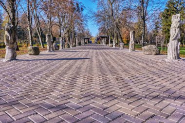 Lutsk (Ukrayna) parkında canavar heykelleri bulunan kimeraların sonbahar sokağı).