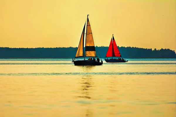 Dvě Malé Jachty Turisty Jezeře Během Západu Slunce — Stock fotografie